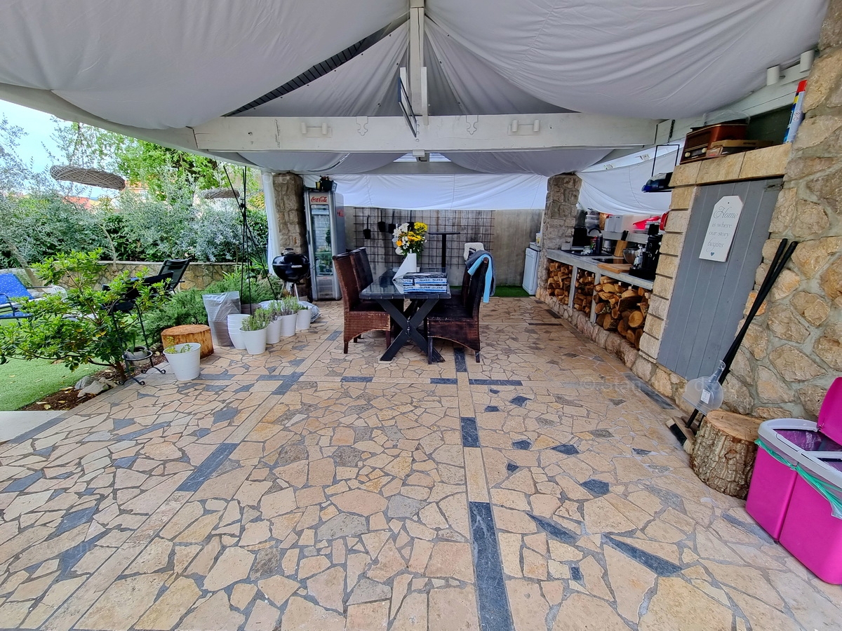 Malinska, vendita di un condominio con due piscine e vista mare!