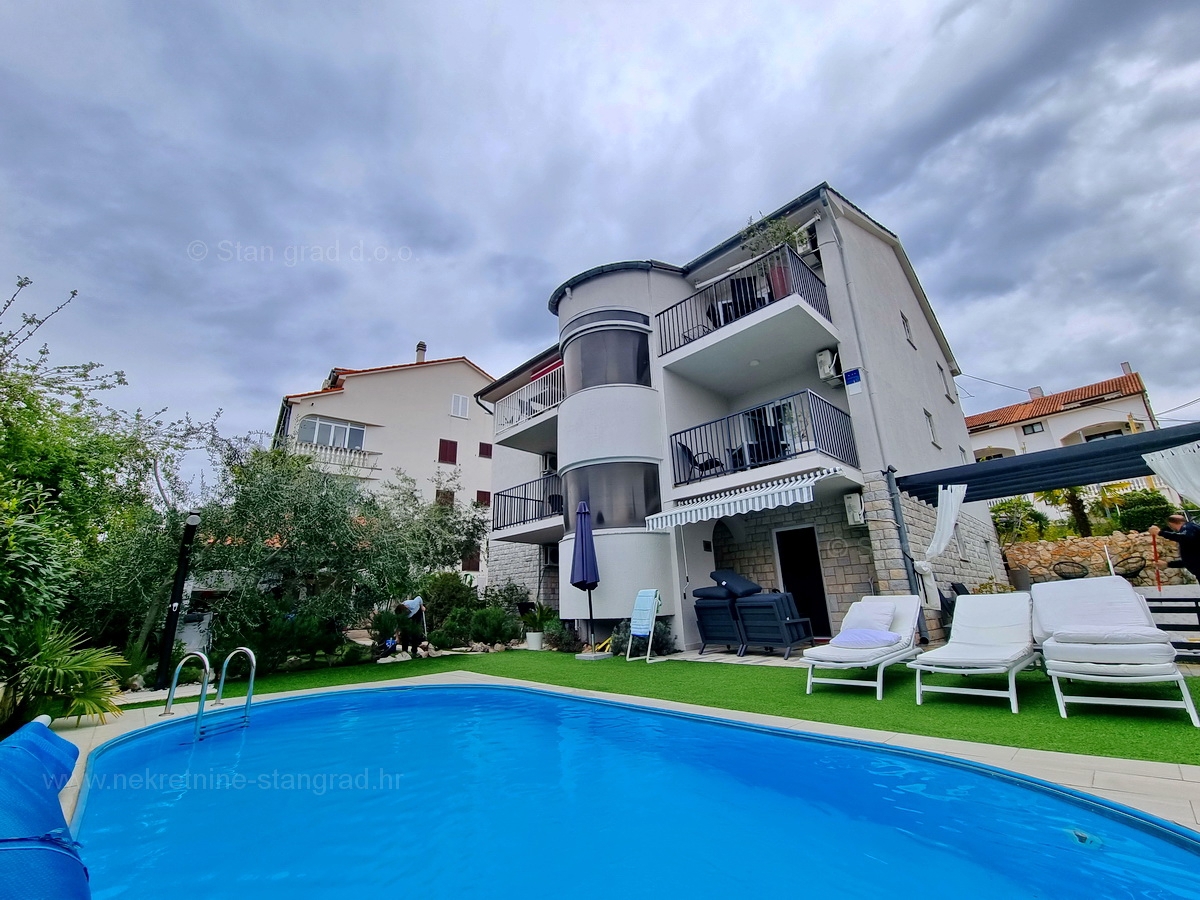 Malinska, vendita di un condominio con due piscine e vista mare!