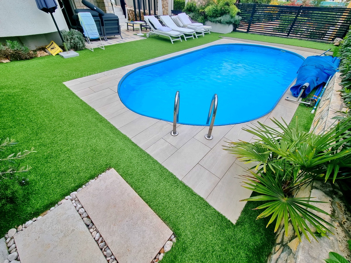 Malinska, vendita di un condominio con due piscine e vista mare!