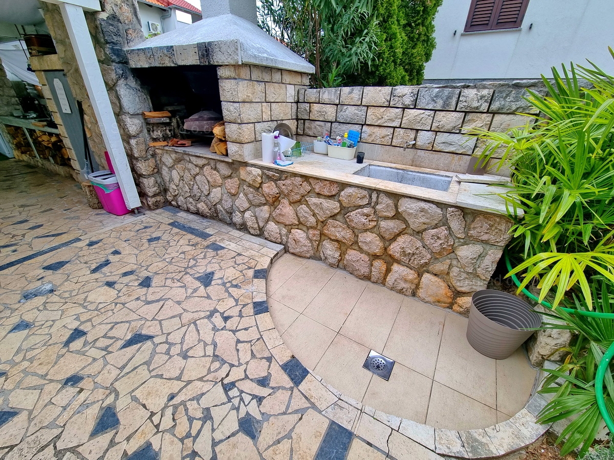Malinska, vendita di un condominio con due piscine e vista mare!