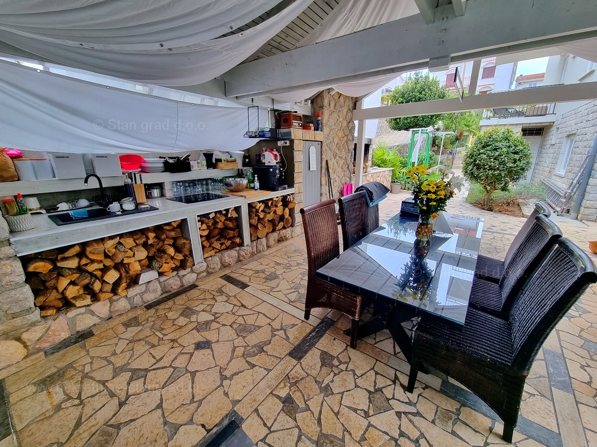 Malinska, vendita di un condominio con due piscine e vista mare!
