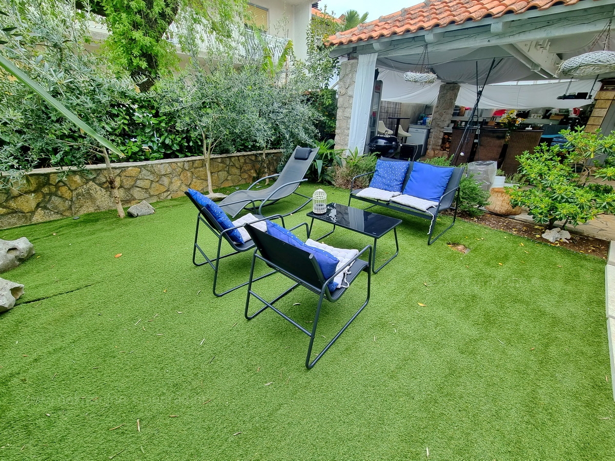 Malinska, vendita di un condominio con due piscine e vista mare!