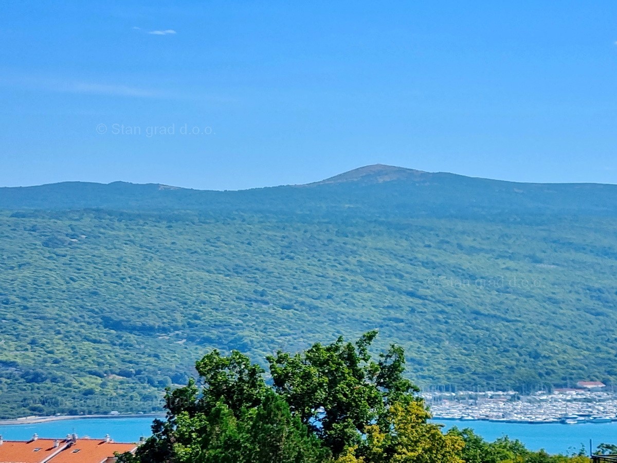 Zona di Krk, appartamento su due piani con vista mare in vendita!