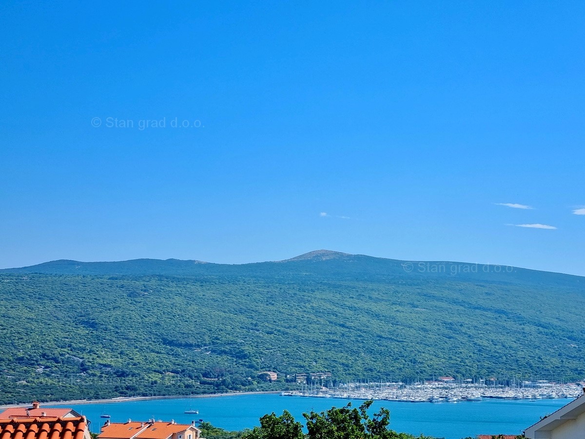 Zona di Krk, appartamento su due piani con vista mare in vendita!