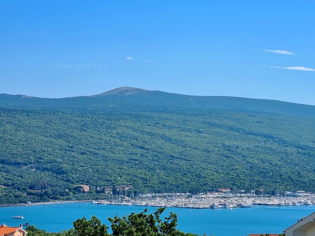 Zona di Krk, appartamento su due piani con vista mare in vendita!