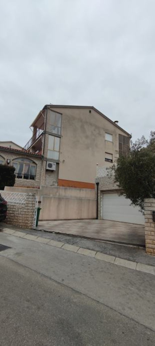 Pula, struttura con funzione di casa di cura, vista mare