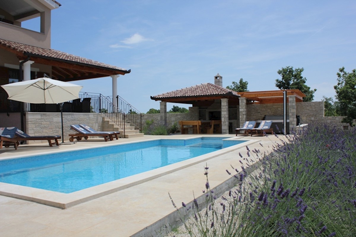 Vicino a Svetvinčent, lussuosa villa su un grande terreno!