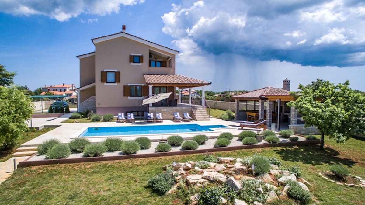 Vicino a Svetvinčent, lussuosa villa su un grande terreno!