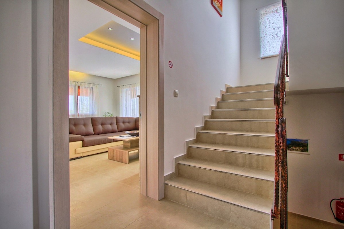 Vicino a Svetvinčent, lussuosa villa su un grande terreno!