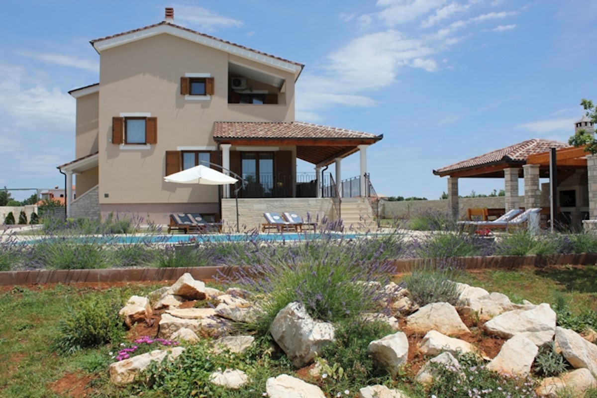 Vicino a Svetvinčent, lussuosa villa su un grande terreno!