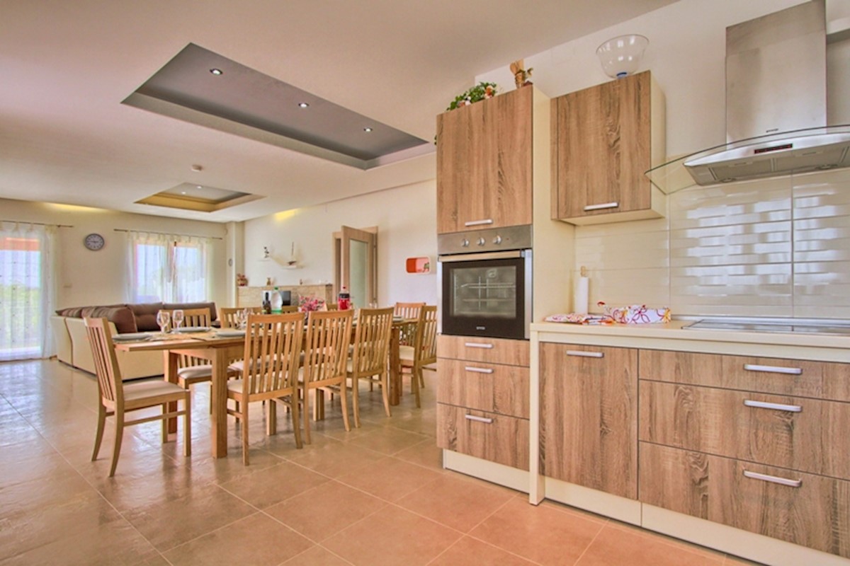 Vicino a Svetvinčent, lussuosa villa su un grande terreno!