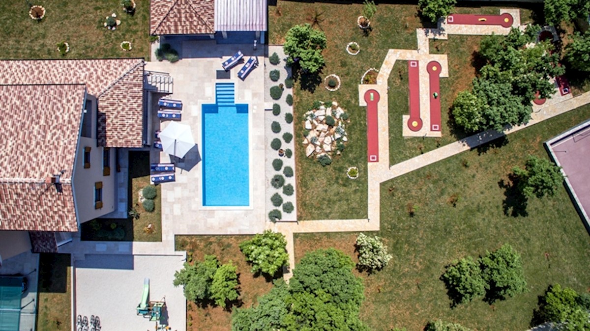 Vicino a Svetvinčent, lussuosa villa su un grande terreno!