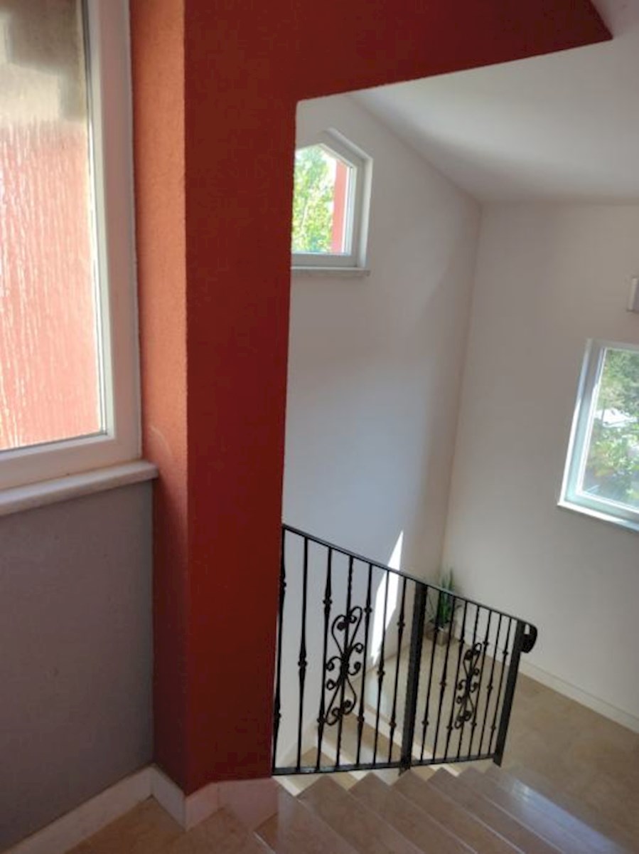 In vendita è un appartamento spazioso e moderno a Valbandon