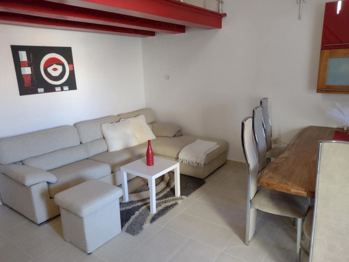 In vendita è un appartamento spazioso e moderno a Valbandon