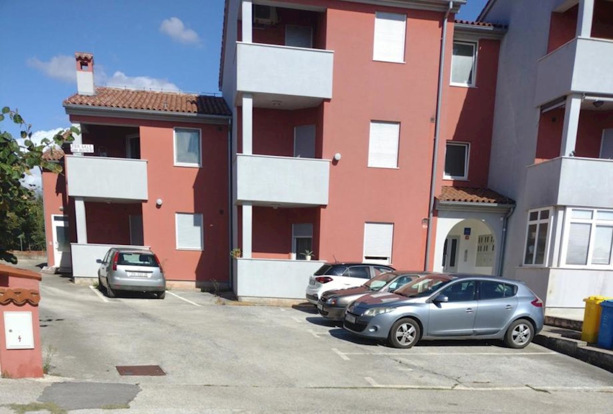 In vendita è un appartamento spazioso e moderno a Valbandon