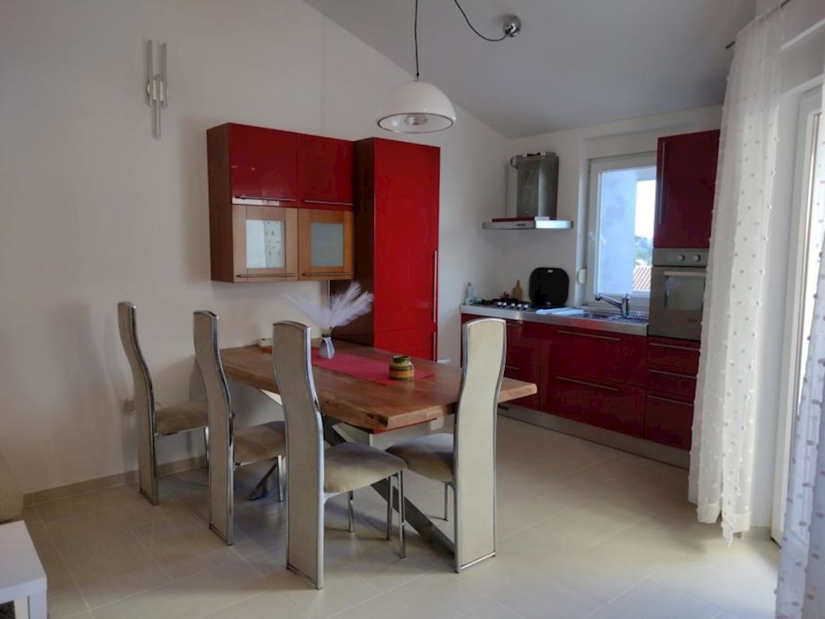 In vendita è un appartamento spazioso e moderno a Valbandon