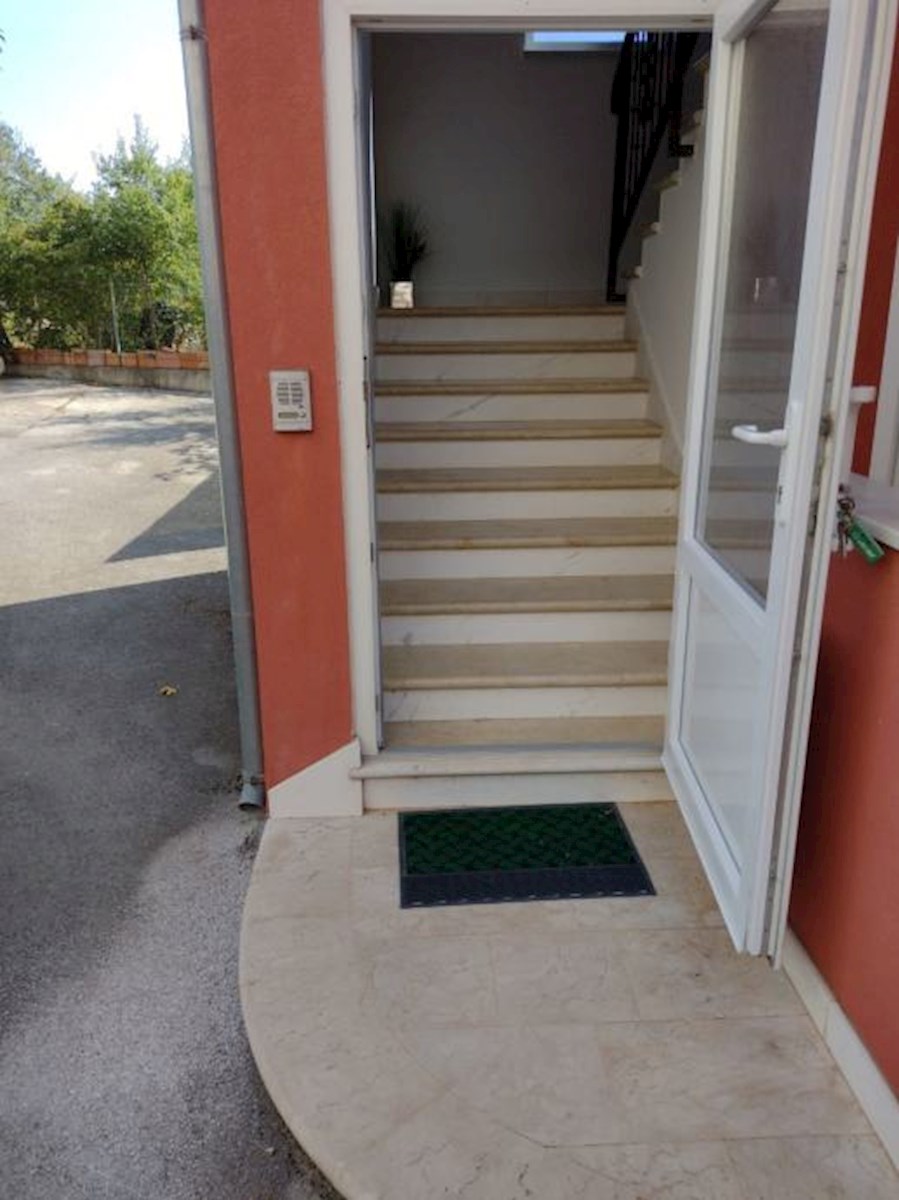 In vendita è un appartamento spazioso e moderno a Valbandon