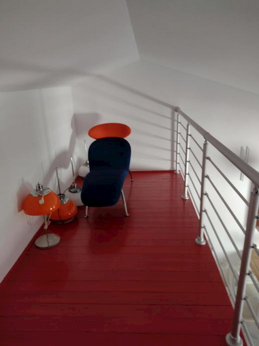 In vendita è un appartamento spazioso e moderno a Valbandon