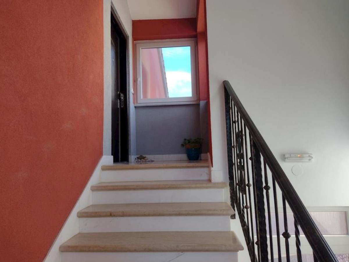 In vendita è un appartamento spazioso e moderno a Valbandon