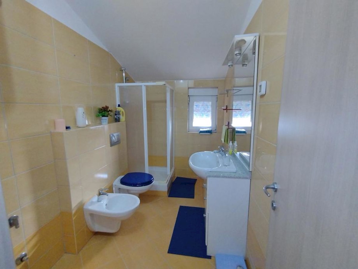 In vendita è un appartamento spazioso e moderno a Valbandon