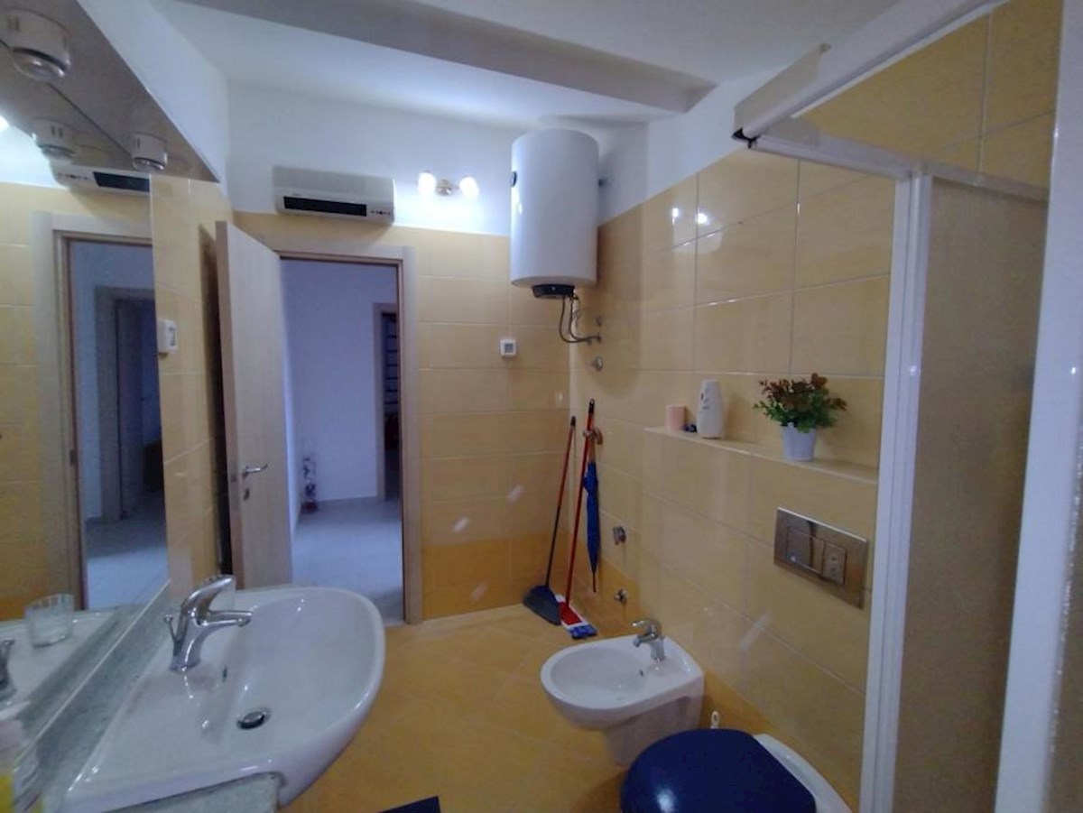 In vendita è un appartamento spazioso e moderno a Valbandon