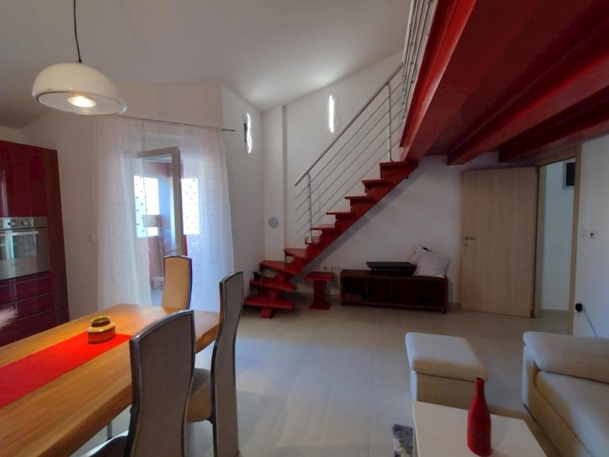 In vendita è un appartamento spazioso e moderno a Valbandon