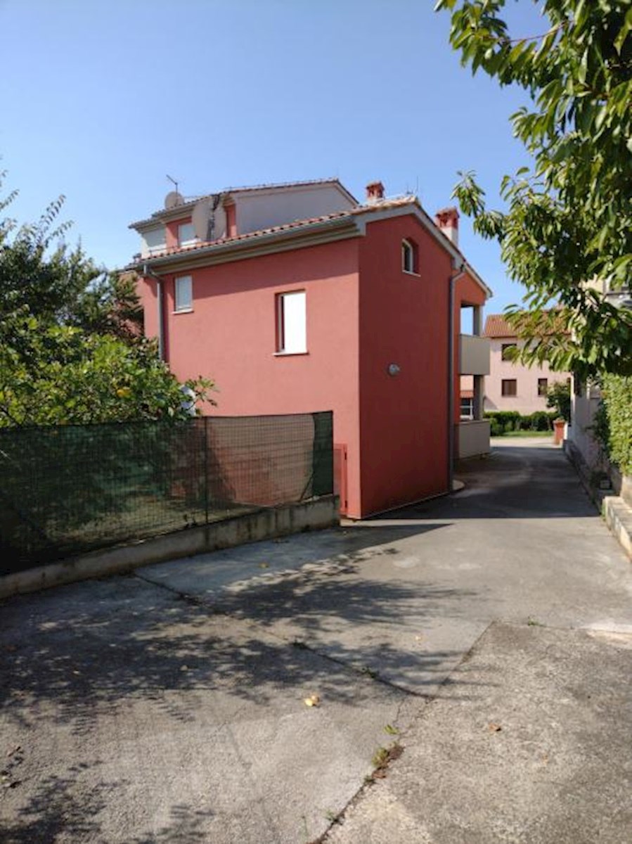 In vendita è un appartamento spazioso e moderno a Valbandon