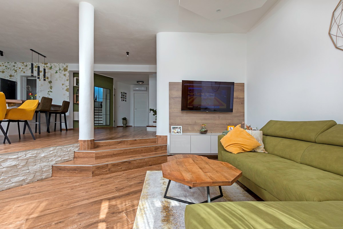 Vendesi - Moderna casa familiare con ampio terreno, a 1 km dal mare