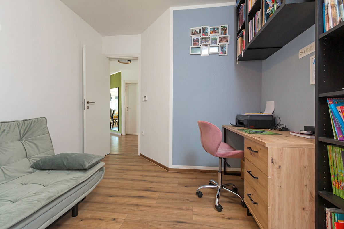 Vendesi - Moderna casa familiare con ampio terreno, a 1 km dal mare