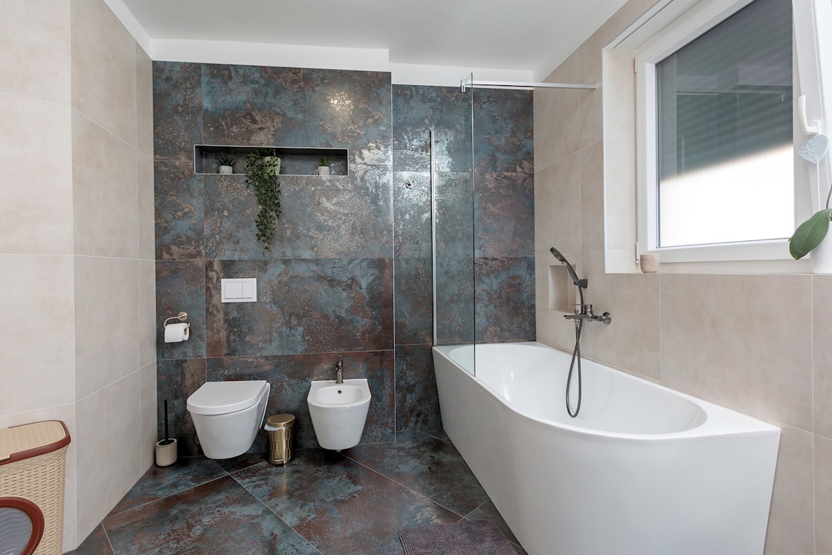 Vendesi - Moderna casa familiare con ampio terreno, a 1 km dal mare