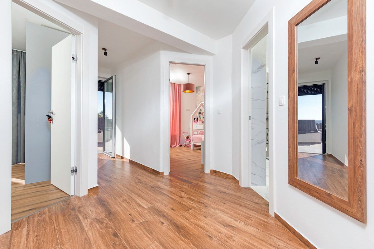 Vendesi - Moderna casa familiare con ampio terreno, a 1 km dal mare