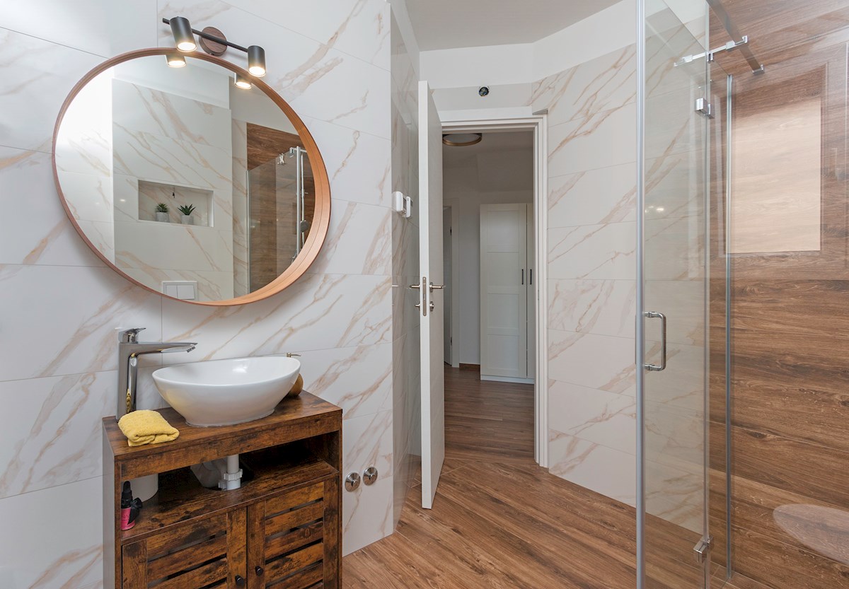 Vendesi - Moderna casa familiare con ampio terreno, a 1 km dal mare