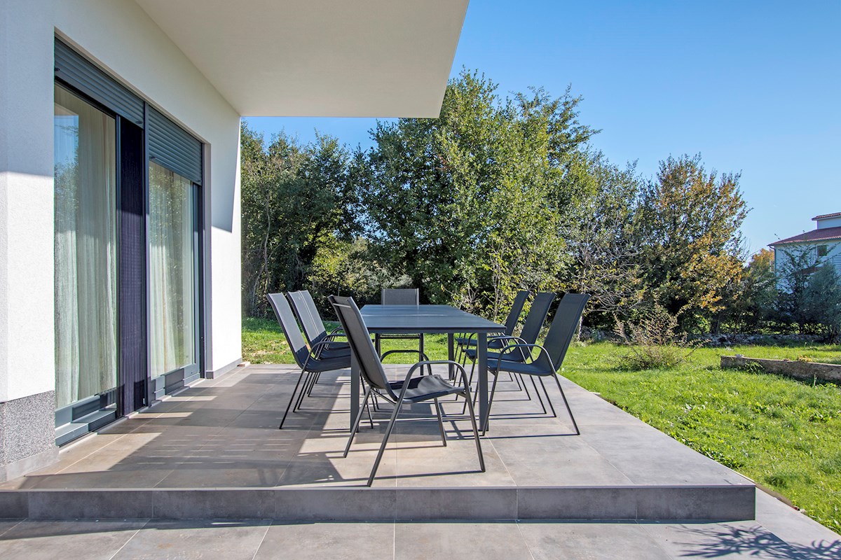 Vendesi - Moderna casa familiare con ampio terreno, a 1 km dal mare