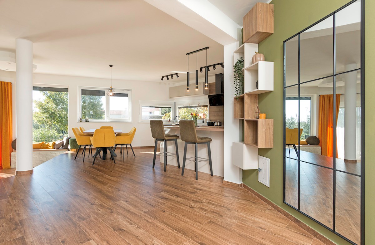 Vendesi - Moderna casa familiare con ampio terreno, a 1 km dal mare