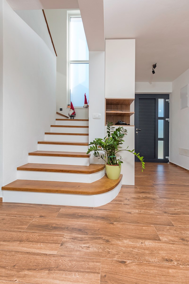 Vendesi - Moderna casa familiare con ampio terreno, a 1 km dal mare
