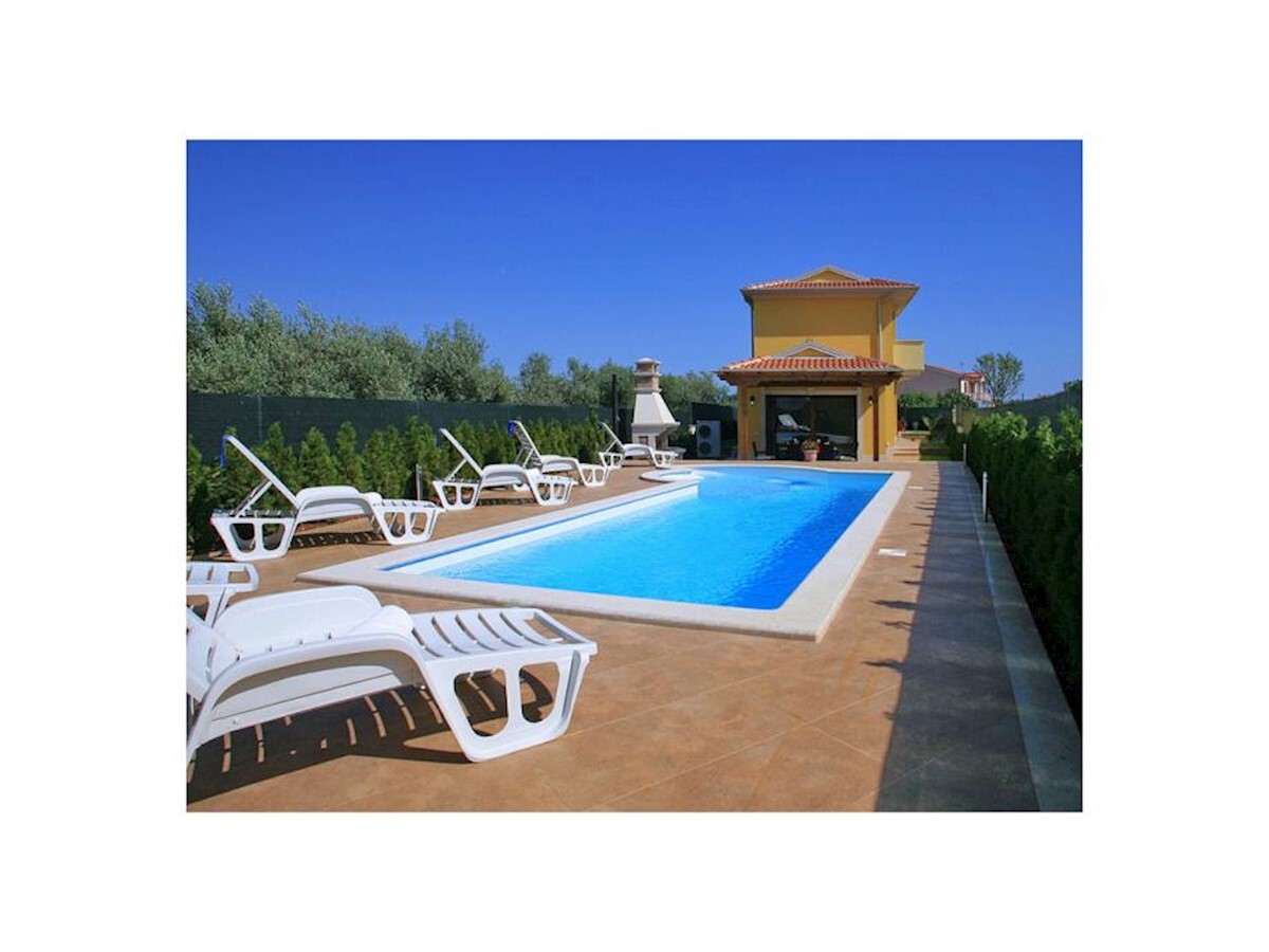 Fasana, villa 200 m2, vicino al mare, piscina, posizione eccellente