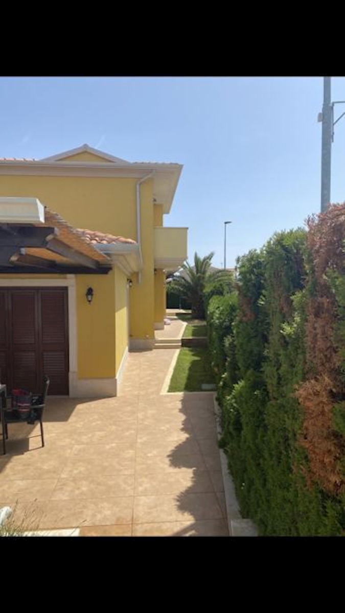 Fasana, villa 200 m2, vicino al mare, piscina, posizione eccellente