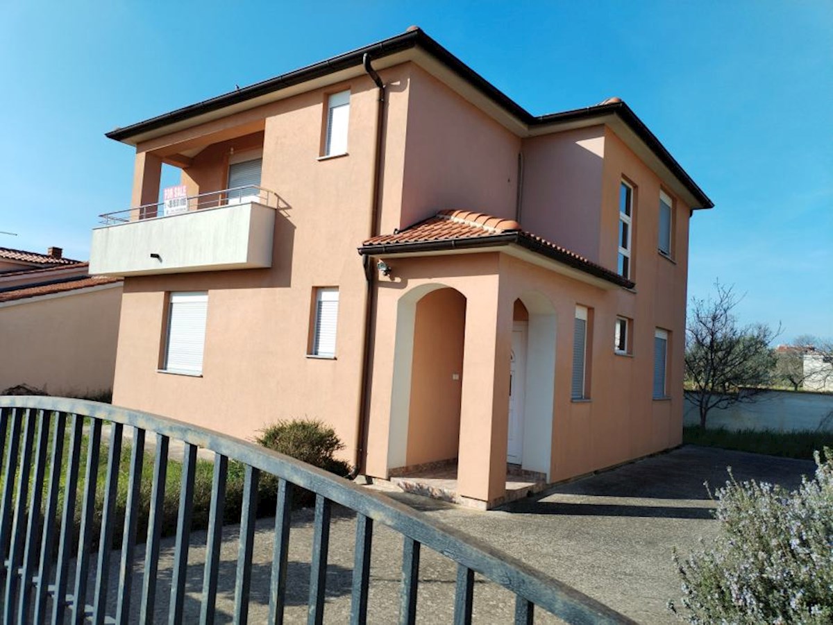 Nuova casa familiare vicino a Pola, 4 camere