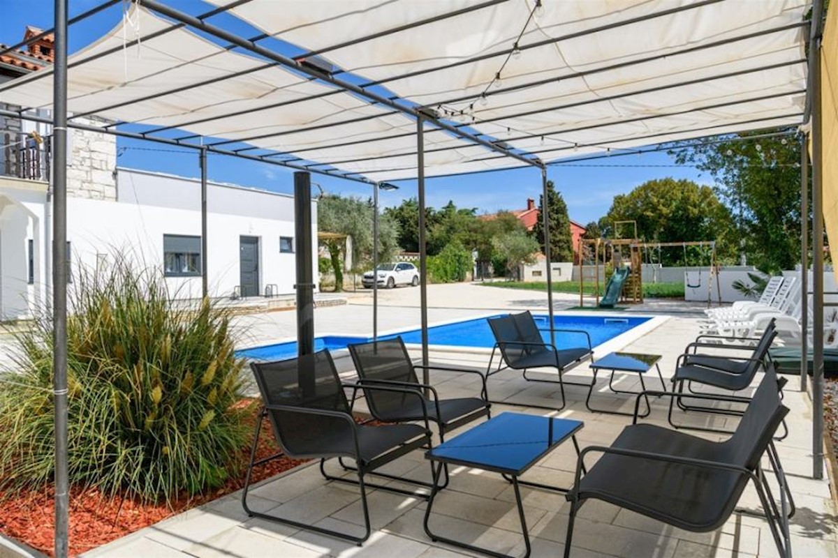 Dintorni di Marčana, casa in pietra di 260 m2 con piscina, 1000 m2 di terreno