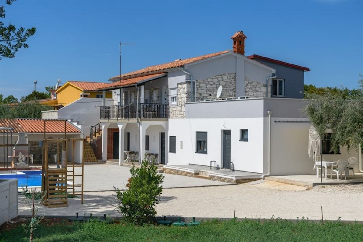 Dintorni di Marčana, casa in pietra di 260 m2 con piscina, 1000 m2 di terreno