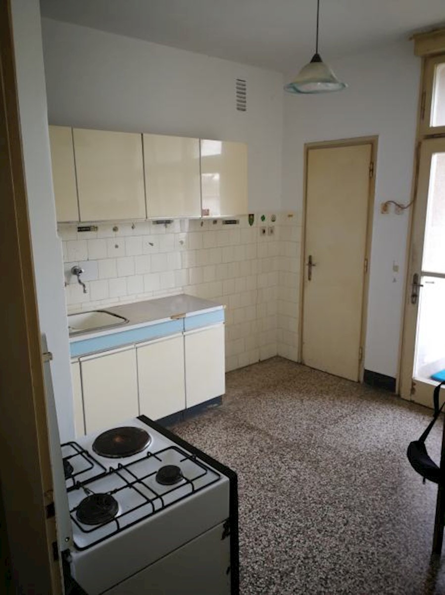 Appartamento da ristrutturare, 76 m2, Pola