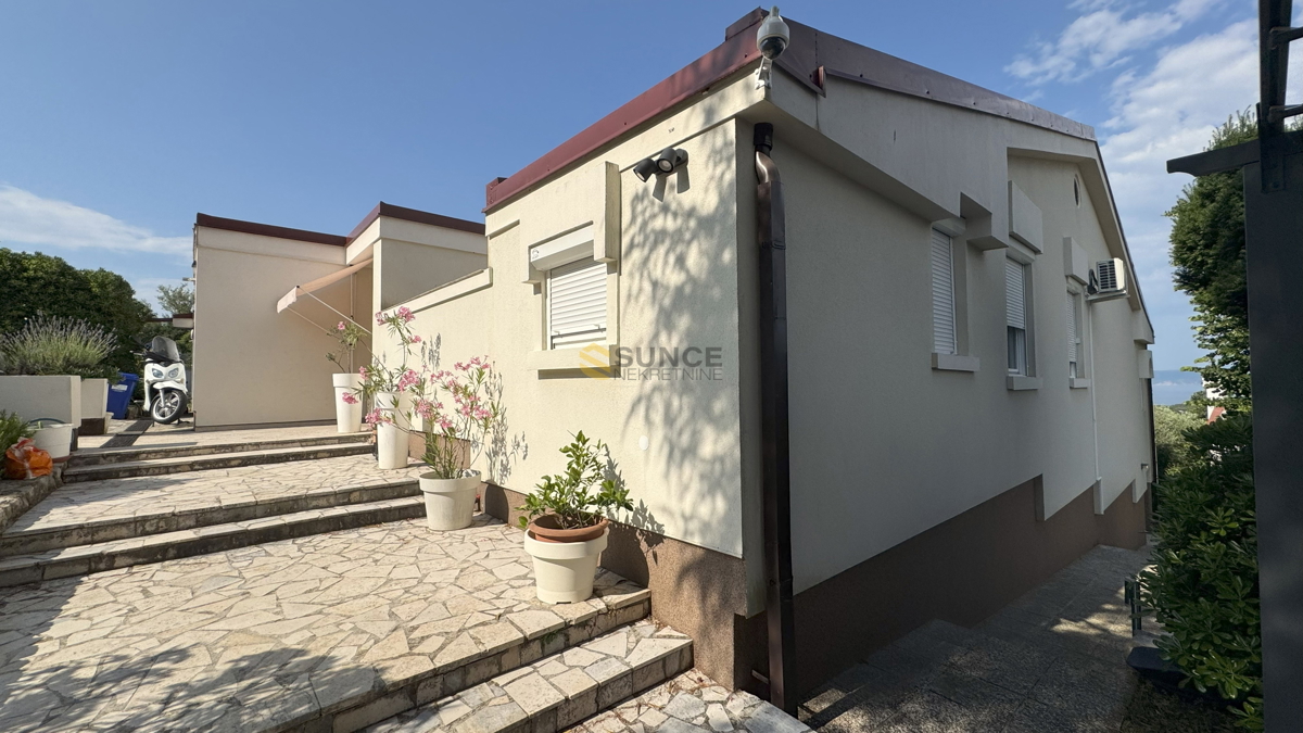 Njivice, spaziosa casa al piano terra con vista mare!
