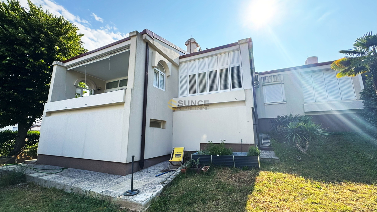 Njivice, spaziosa casa al piano terra con vista mare!
