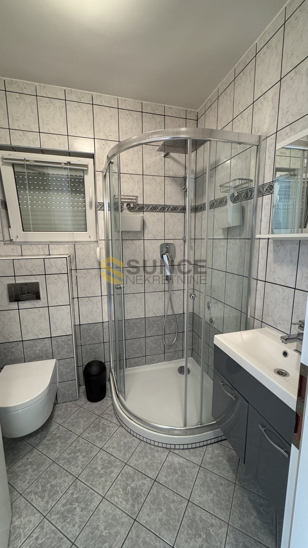 Città di Krk, casa indipendente con due appartamenti separati e vista mare!