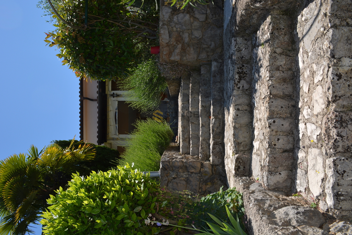 L&apos;isola di Krk, bella casa bifamiliare in una posizione tranquilla con vista sul mare!