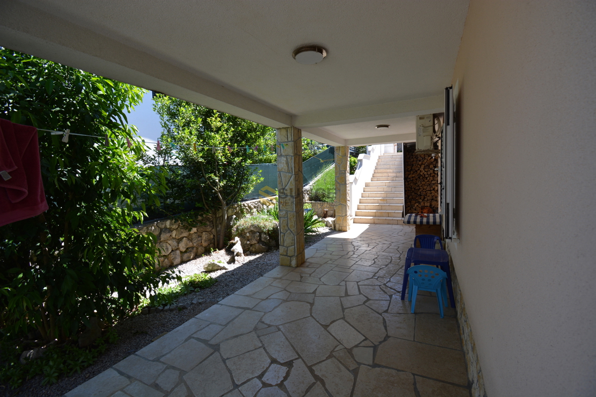 L&apos;isola di Krk, bella casa bifamiliare in una posizione tranquilla con vista sul mare!