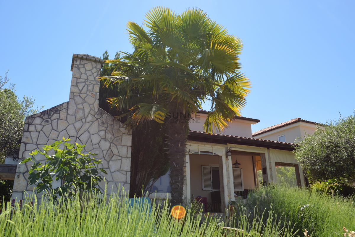 L&apos;isola di Krk, bella casa bifamiliare in una posizione tranquilla con vista sul mare!