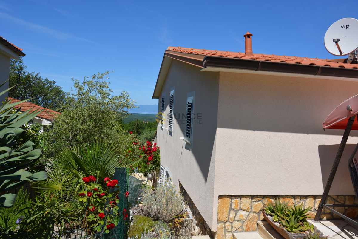 L&apos;isola di Krk, bella casa bifamiliare in una posizione tranquilla con vista sul mare!