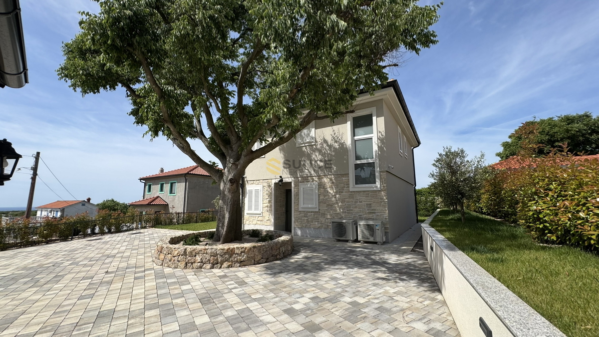 Isola di KRK, dintorni di Vrbnik, splendida nuova villa con piscina riscaldata e giardino curato!