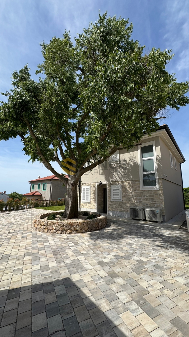 Isola di KRK, dintorni di Vrbnik, splendida nuova villa con piscina riscaldata e giardino curato!